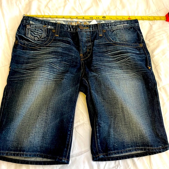 Guess denim shorts. Fits sz 10/12. New and very cute ! - Picture 1 of 4
